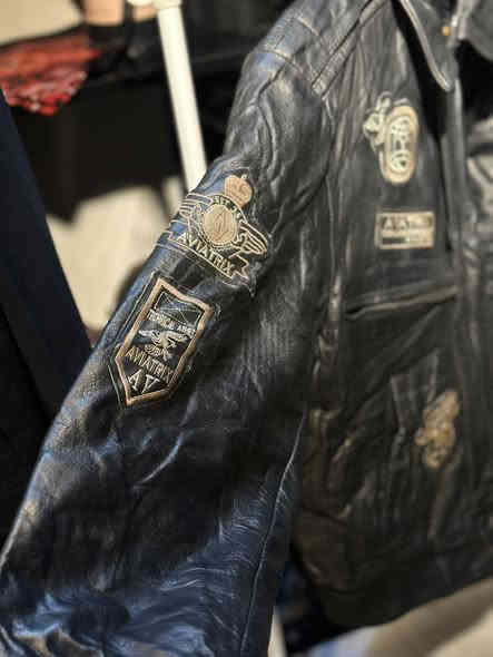 قمصله جلد طبيعي اصليه مال طيارين 
قياس M 
تم الحجز 
***********
