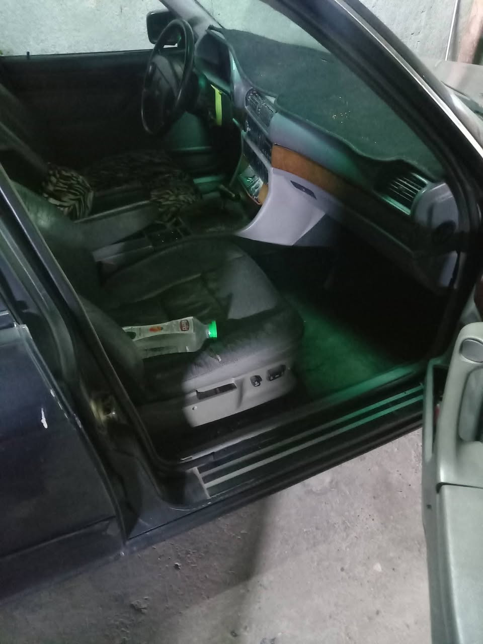 سلام عليكم BMW 735 رقم بغداد دولي ب اسمي تحويل مباشر محرك مكفول صدر مكفول عندي خربطه ب نمر الكير نقصها طوافه وكمبريسر تبريد وشريط مال هورن ب37 ورقه وبيها مجال مكان التاجي *********** واذا اكو مراوس حسب الاتفاق
