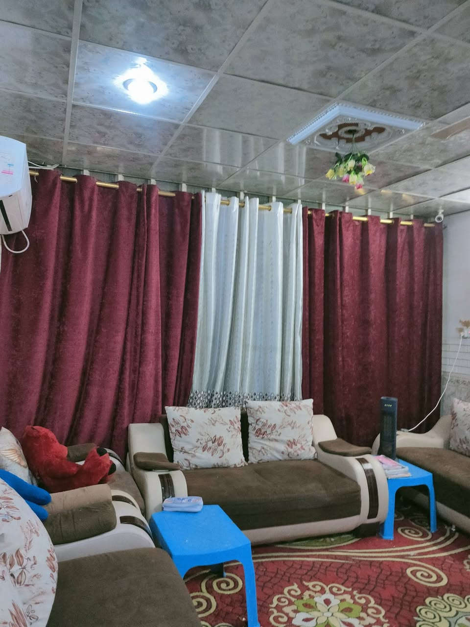 بيت للبيع مساحه 200 م الواجه 10 ونزال 20 طابق واحد يحتوي ن غرفتين وصاله وستقبال مطبخ حمام داخلي وخارجي وكراج سياره العنوان الصالحيه قرب مركز الشرطه السعر 220 لتواصل ***********
