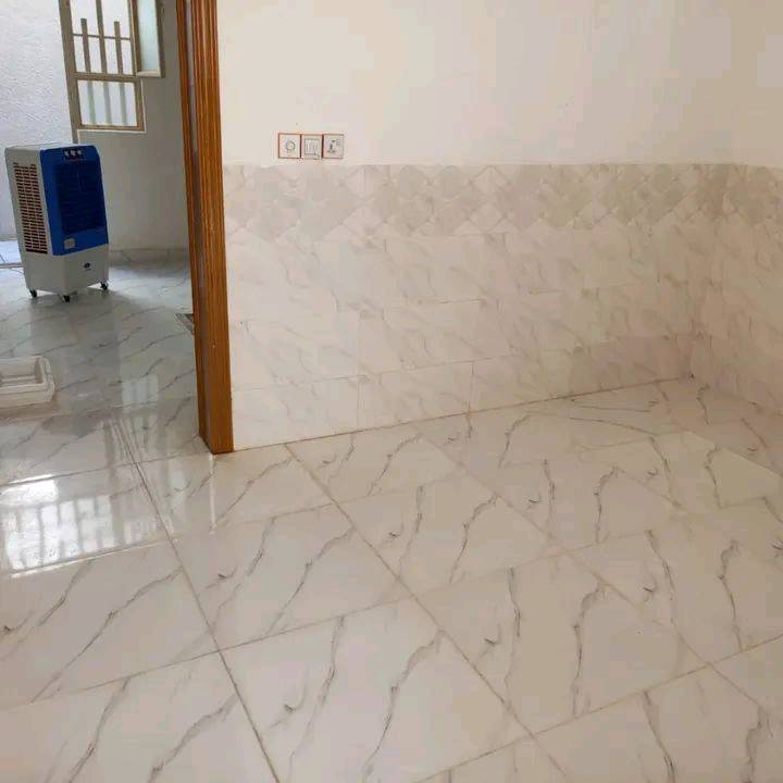 بيت للبيع مستعجل مستعجل بي مجال للشراي الصدك 35 وبي مجال 
بيت للبيع مستعجل وسعر مناسب 35 وبي مجال للشراي 

بيت للبيع

يحتوي على غرفة  وصاله ومطبخ و صحيات عدد 1
يحتوي ميزانية كهرباء وخط سحب مولد ذهبي وسخان كامل

محمد  ***********

متواجد واتساب ،

عنوان مجمع سيد اسماعيل

كربلاء مجمع سيد اسماعيل السكني بيت للبيع مساحة 50 متر  سند 25 قرار محكمة يم عمود ١٤٣ خدمات كامله ماي مجاري كهرباء تبليط ويجود فيه ميزانية كهرباء 

للاستفسار واتس او اتصال متواجد 24 ساعة 

***********
#للجميع
البيت شكد عدد الطوابق؟ وهل بيه سطح أو حوش أو كراج؟: 
طابق واحد
شنو الحالة الإنشائية والعمر التقريبي للبيت؟ يعني جديد لو مستخدم من فترة، وبي أي ملاحظات أو نواقص؟: 
بيت جديد 
السند 25 وقرار المحكمة: ممكن توضح إذا المعاملة جاهزة للبيع مباشرة لو بيها أي قيود/مراجعات؟: 
سند 25 ما بيها قيود 
السعر 35 مليون: نهائي لو بيه قابلية للمساومة؟ وإذا أكو دفعة/تسليم شلون؟: 
بي مجال 
وين موقع البيت بالضبط بمجمع سيد اسماعيل؟ قريب من أي عمود أو معلم حتى يسهل على الزبون يوصل؟: 
البوابة الاولى فرع السابع 