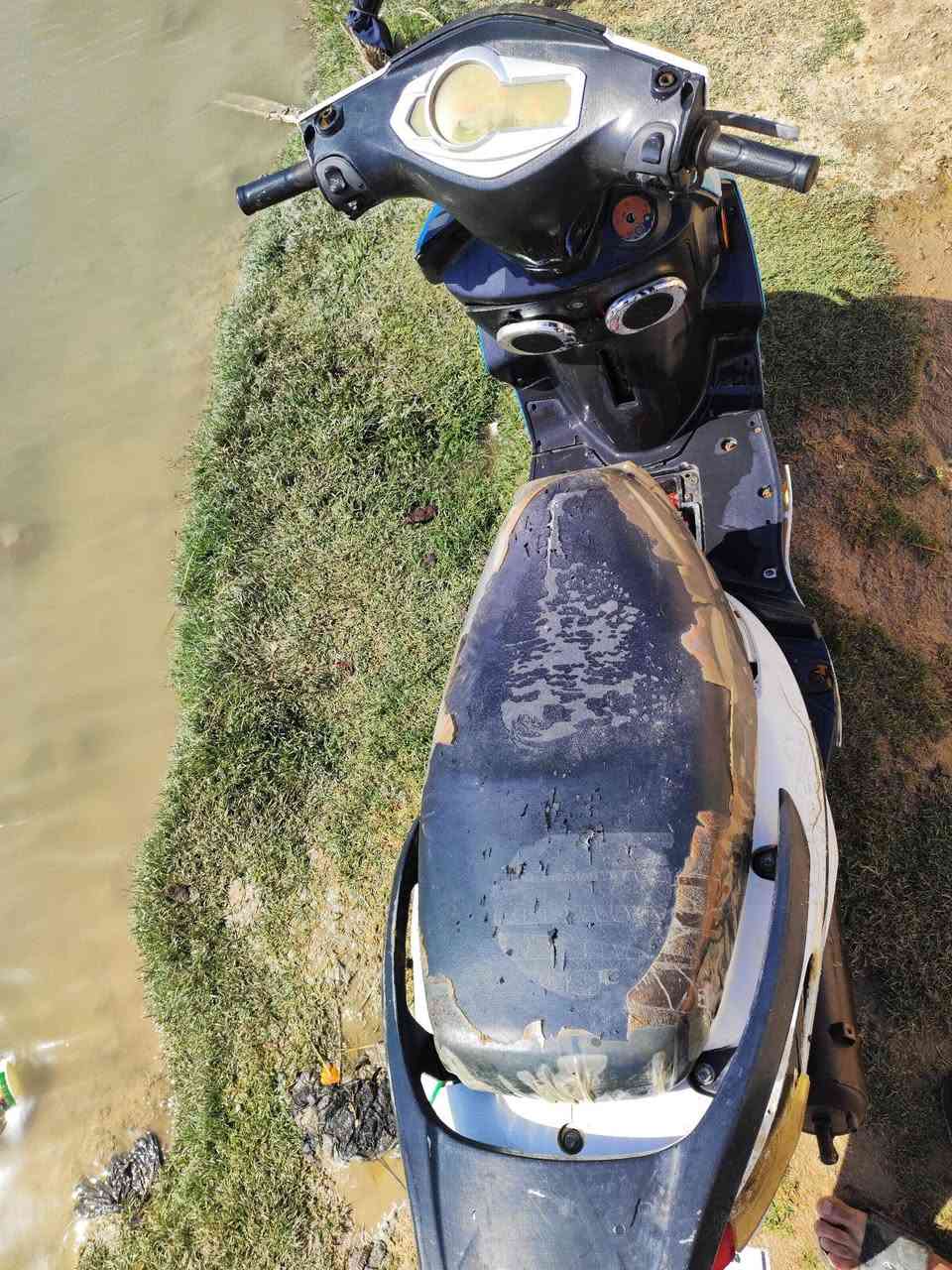 دراجة سكنس ثعلب نثية محرك كوري مديل 2021  سعرها 150 وبيها مجال دراجه نضيفه وقتصادية ماتصرف نهائيا سرعتها 60 يعني المرور مايحاسب عليها نهائيا كهربائيات شغالة وحته شادلها امبي ثري بس ماادري شبيها عطلت عندي واني امشي وعفتها ورحت للشغل وهسه اريد ابيعها لان مافارغ الها الدراجه عوزها ترتيب بسيط وحته تصليحها مايكلف 25 لو 30 الف مكاني الناصرية شطرة ناحية ال سليمان


**إذا كنت صاحب هذا الإعلان وتريد حذفه لأي سبب، رجاءا أرسل رسالة إلى الدعم الفني**