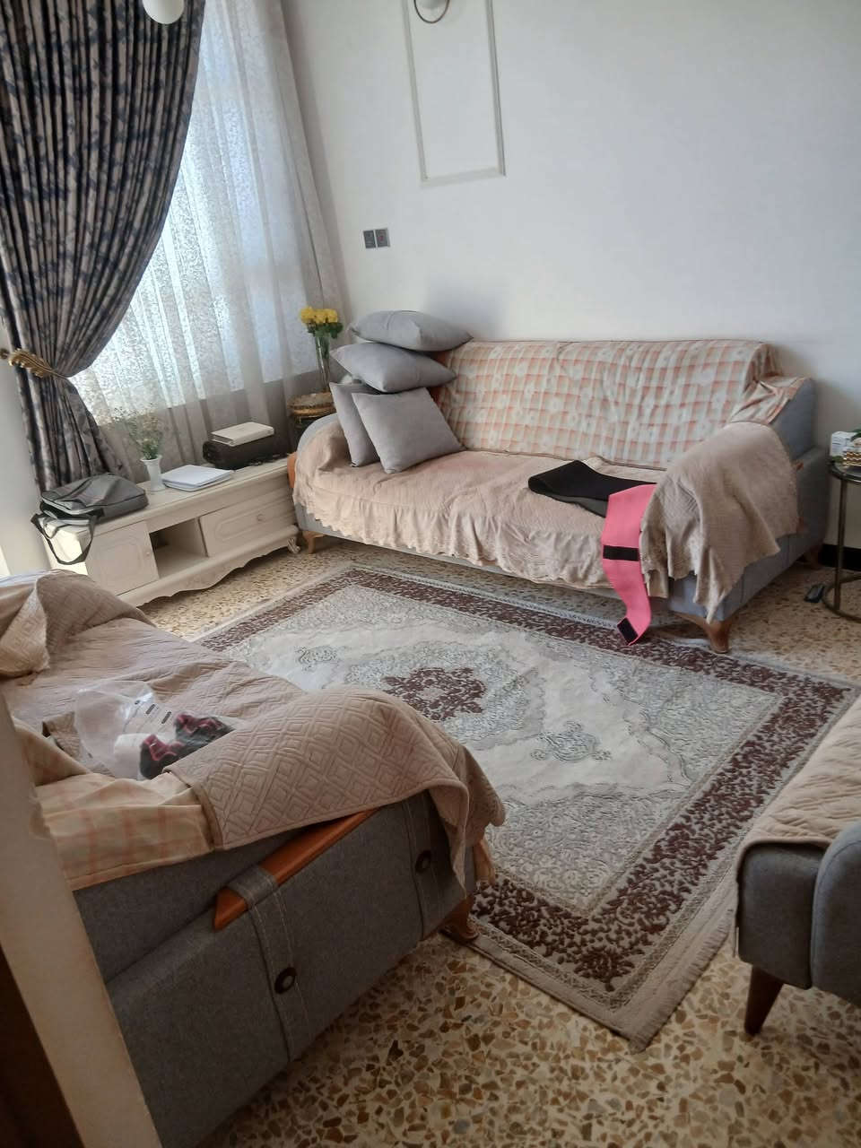 🏠 / دار للبيع مساحه ١٠٠م طابو صرف 

            واجهه ٥ م / نزال ٢٠ م 

الطابق الاول /  مطبخ . أستقبال . هول . غرفه نوم  . مجمع صحيات .

الطابق الثاني / غرفتين . هول . صحيات 

🌏 الموقع / شارع ٨٠ قرب مسجد الرحمن 
رقمي ***********
