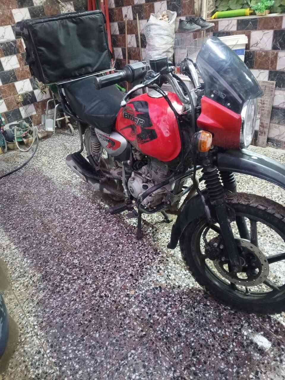 سلام عليكم دراجة بوكسر للبيع موديل 2023مرقمة دراجة نظيفة بس بيهةظربة بلتانكي فقط واباقي نظيف سعرها 2250 بيها مجال بسيط العنوان بغداد الغزالية ***********
