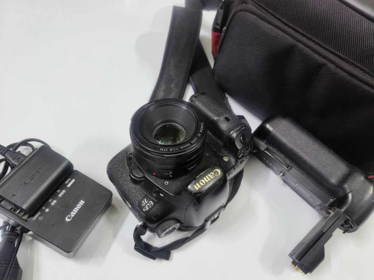 كاميرا كانون دي 7 مارك1 استخدام جداً قليل ونضيفه جداً جداً 95٪
غراضه
2جنطة كاميرا 
كرب للكاميرا + دبل بطارية 
3- شاحنة الاصلية للكاميرا
السعر مناسب خاص 
رقمي : ***********
        ***********
 رقم الاسيا واتساب ومفتوح
