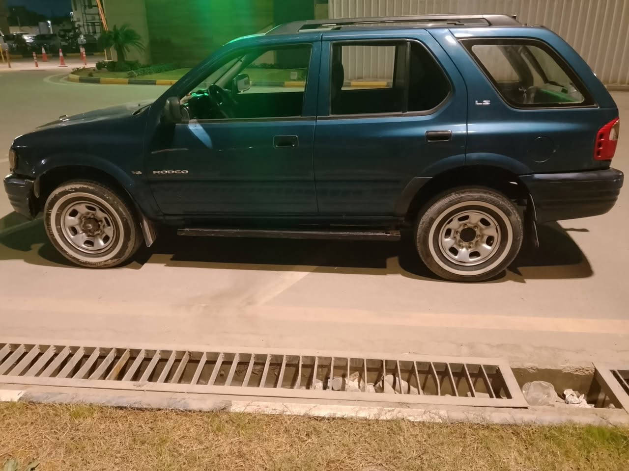 سلام عليكم سيارة ازوزة روديو موديل ٢٠٠١مكفولة من كلشي سيارة كلها بلاد وارد كندي هاتف ***********يوجد وتساب 
اريدها اب 58وبيها مجال جاهزة من كلشي مكان السيارة بغداد
