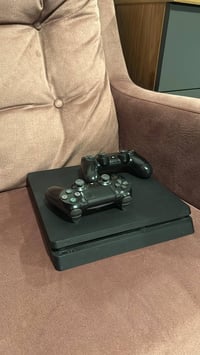 بلي4سلم ممفتوح ولا داخل صيانه نهائياً وجهاز حلو ومرتب مع يدتين اصليات ...