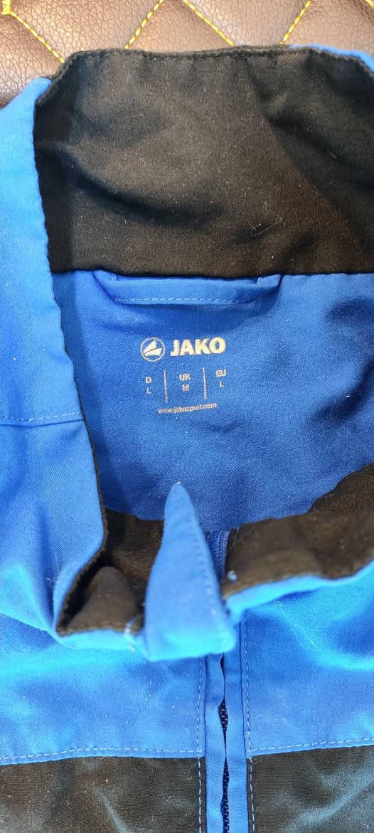 JAKO ✔️✔️ 
 تراك ترهيم 
مبطن شبكة خفيف 
باله اوربي اوريجنال %100
نظافة تامة 
M-L يلبس قياس 
60cm عرض الصدر 
70cm الطول 
95cm طول البنطرون 
19cm عرض الحجل (اسفل القدم)
يتوفر توصيل 6 الاف لجميع محافظات العراق 🚙


**إذا كنت صاحب هذا الإعلان وتريد حذفه لأي سبب، رجاءا أرسل رسالة إلى الدعم الفني**