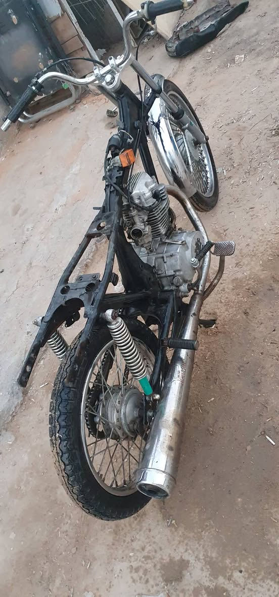 كلك كامله ما ناقصه شي مال شغل توديك وجيبك محرك يخبل ب٢٠٠ وبيه مجال عسكري كبل نجف رقمي***********
