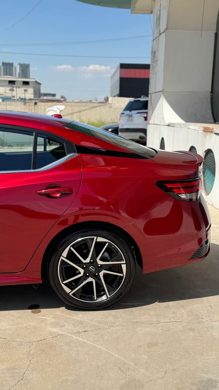 نيسان سنترا 2025 (SR)

الحالة :
اخت زيرو (نظافة تامة ) المكان : اربيل 

المواصفات فنية :

المحرك :2.0 لتر (بدون تيربو ) - اقتصادي و عملي 

ناقل الحركة : قير ئوتوماتيك cvt مع خاصية sport 

المسافة مقطوعة : 4000 الف ميل فقط 

الضرر : تعديل بارد (pdr) في  جاملغ  امامي و خلفي مكفولة من صبغ او تبديل او دواخل حتي دعاميات مكفولة من صبغ  ‼️ 

الإيرباقات : سليمة %100 بشرط الفحص 

الاضافات و المميزات : SR نص مواصفات 

الراحة : بصمة تشغيل عدد اثنين - تشغيل عن بعد - كشنات تدفئة 

التكنلوجيا : شاشات دجيتال - شاشة تبريد لمس - قير سبورت 

الأمان : رادار ( أمامي و خلفي و جانبي ) كاميرا دوارة - ACC اربع درجات - حساسات أمامية و خلفية 

الرفاهية : كشنات مطرز احمر بس عل sr و دعاميات سبورت و ويل حجم ١٨ انوار ليد خاص ب sr 

حالة الأوراق و الترقيم : 

السيارة ( كاتي ) - تترقم شمالي فقط 

رقم كاتي غير مفتوح وياها ٩٠ يوم مهلة ترقيم 

رقم شاصي : 3N1AB8DV2SY366640

للتواصل *********** متوفر واتساب 

ملاحظة ملحقات بلادية مثل گاعيات كلها موجوده ويا سيارة 

الرادار و لايت و حجر بيئة كلها بلادي بشرط 

السعر ١٥٣ و بي مجال للطيبين أربيل, العراق
