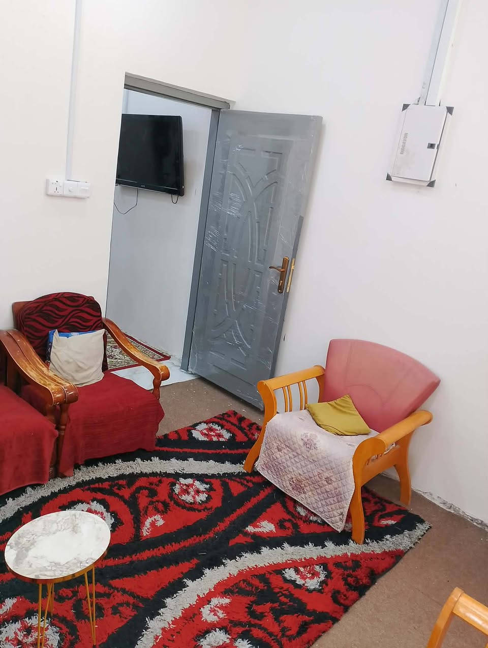 بيت للبيع المساحه 100 متر يتكون من غرفتين وديوانيه وهول مناور 2 مطبخ السقف كونكريت مسلح وسقف ثانوي طابو زراعي أبو الخصيب منطقة محيله منطقة العاكوليه (( سعره 65 بي مجال


**إذا كنت صاحب هذا الإعلان وتريد حذفه لأي سبب، رجاءا أرسل رسالة إلى الدعم الفني**