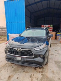 هايلندر موديل 2023 XLE  محرك 4 تيربو  ماشية 49 الف  ضرر بونيد و جاملغ ...