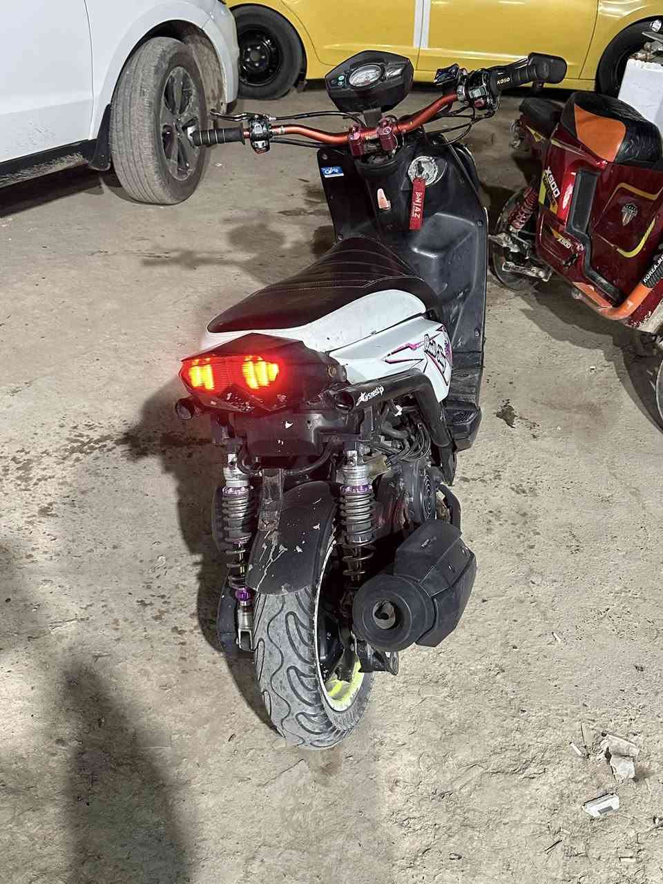 سكنس جبلي ام عيون موديل 2014
محرك بلادي
وتزود خارجي كله مبين 
الدراجه نفس ما موضح بل صور 
سعر 900 وبيه مجال حك الجيه
تواصل ***********
