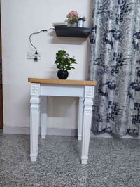 ميز جديد تم شراؤه قبل يوم واحد ..قياس ٦٠* ٦٠  ..سعر ٧٥ الف ..العنوان ب...