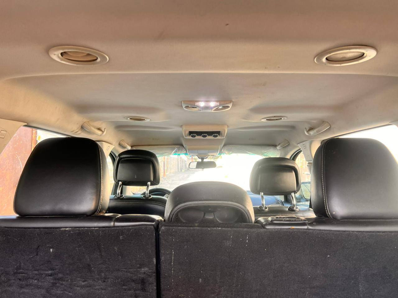 السلام عليكم..
جورني 18 كروس رود 
مكينه 3600 
7 راكب 3 قطع تبريد 
السياره بدون ايرباك ضرره تبديل دعاميه وبارد في الجاملغ 
السياره حداديه جديده تبريد الگير والمكينه كفاله
السياره في كربلاء 
***********
