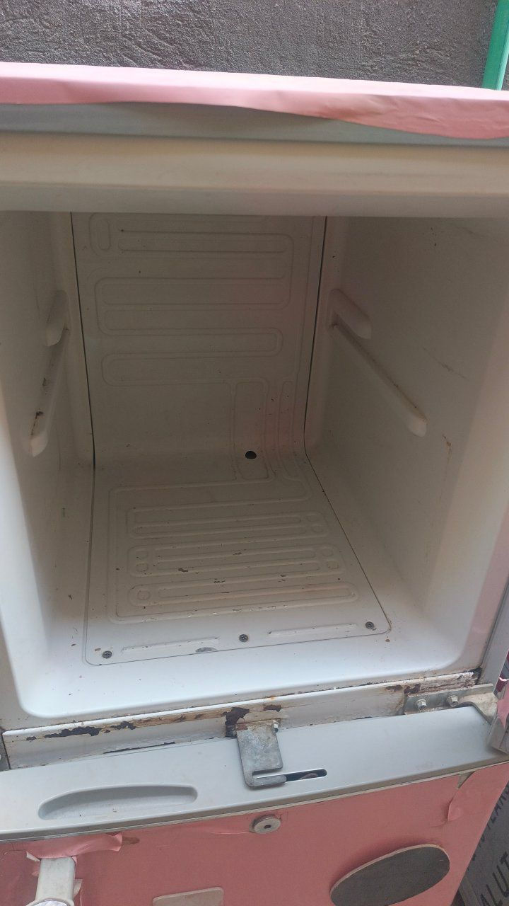 السلام عليكم ثلاجات للبيع حجم كبير وصغير عدد اثنين كبيره شغاله وسط عوزه ماطور ثنينهن ١٥٠ الف مكان هاشميه اتصل ***********
