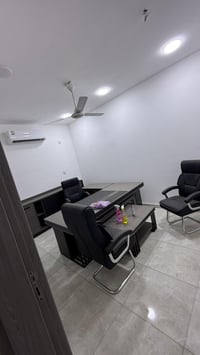 ميز مكتبي مع مكتبة وكراسي عدد 3  وطبلة وسطية جديد غير مستخدم السعر: مل...