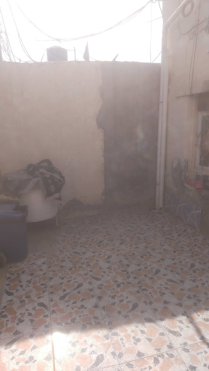 السلام عليكم بيت طابو صرف مربع اومروس بيت زراعي البيت 100متر مربع العنوان حي العسكري قرب جامع الحسين عليه السلام يحتوي براني ومطبخ وصاله وغرف نوم عدد الغرف واحده صحيات عدد1وطارمه اي استفسار علئ هذا الرقم *********** تصال وتساب
