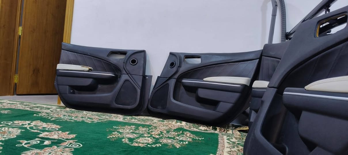 سلام وعليكم جاملغات جارجر موديل 16بلاديات للبيع وبطاين جارجر نظيفات جدا بس مال السائق اليده مخلوعه من مكانها وعاميات اماميه وخلفيه ***********واتساب موجود
