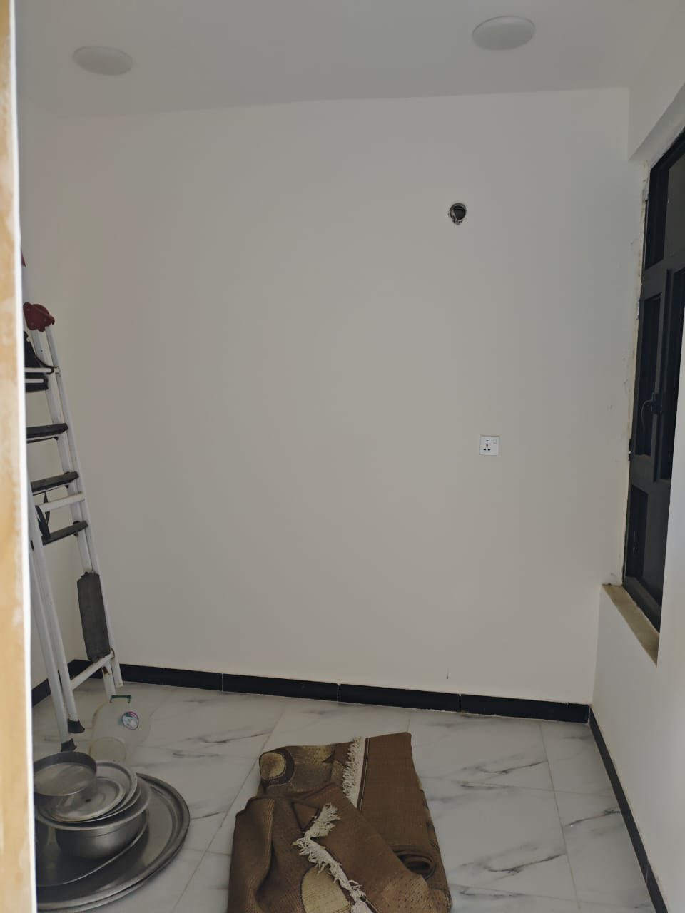 مشتمل مساحة 50 متر للبيع  العنوان بغداد منطقة الدوانم نهاية الشرطة الخامسة يحتوي المشتمل على 2 غرف نوم وصالة ومطبخ وخدمات نوع السند زراعي 25 اصولي مكاتبة مع صاحب السند مباشر السعر 65 مليون وبي مجال واتساب ***********
