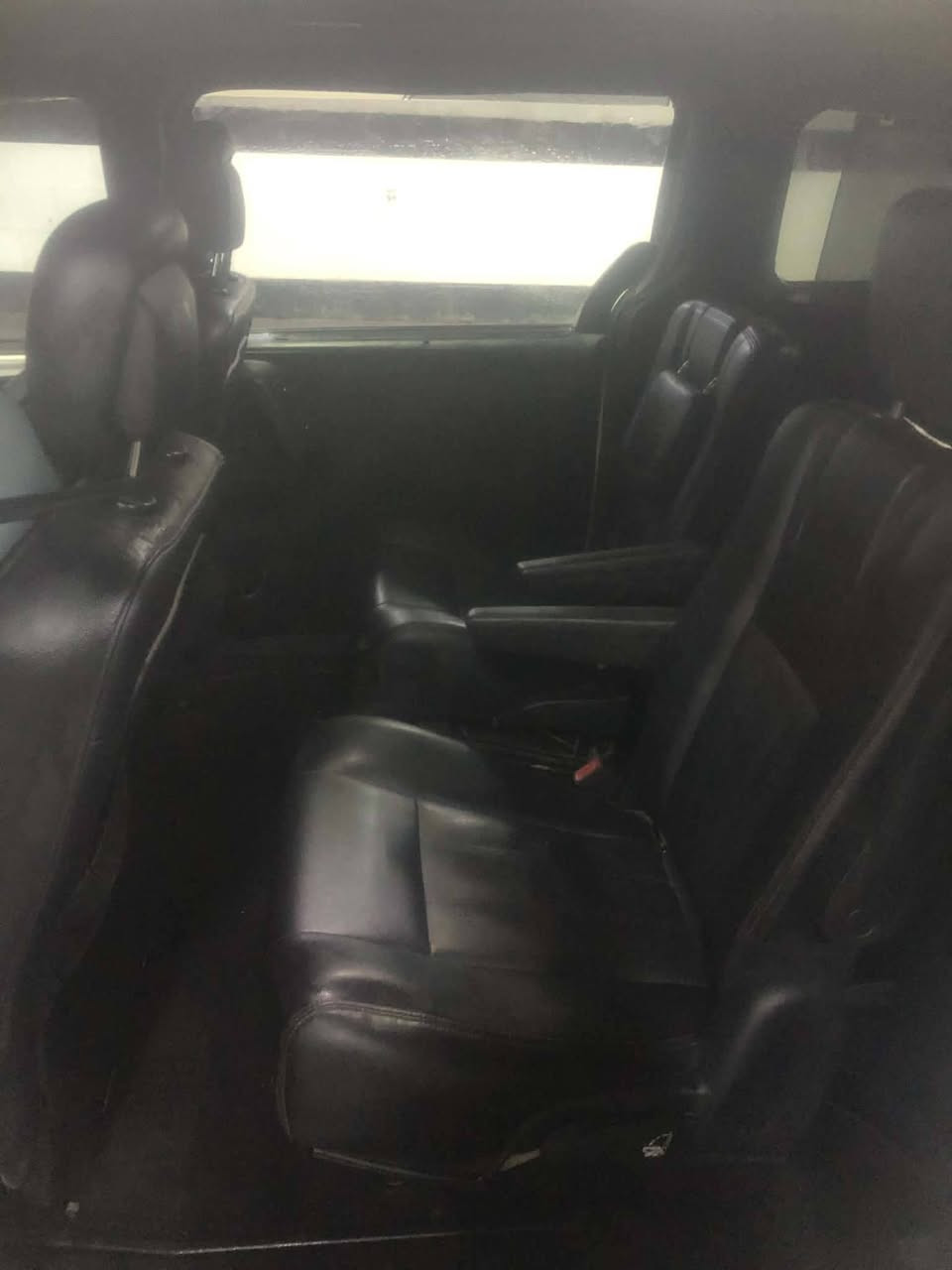 السلام عليكم دوج كرفان 2017 فول موصفات داخل اسود جيتي 3شاشات باب كهربائي جنطه كهربائي ويل اسود تريشه بل باب سيبايه حصان بل نص مفوله موصفات كشنات جلد ***********
