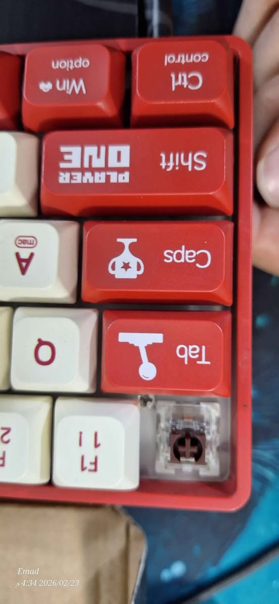 للبيع: كيبورد Ajazz AC064 (نسخة الـ Retro Game)
​كيبورد ميكانيكي بتصميم استثنائي يجمع بين الأداء العالي والشكل الكلاسيكي المستوحى من أجهزة الألعاب القديمة.
​✨ أهم المواصفات:
​الماركة: Ajazz (أجاز).
​الحجم: 65% (حجم مدمج ومثالي لتوفير مساحة على المكتب مع وجود أزرار الأسهم الأساسية).
​السويتشات (Switches): ميكانيكية باللون البني (Brown Switches)، توفر شعوراً بالضغط (Tactile) مع صوت هادئ ومناسب جداً للكتابة والألعاب في نفس الوقت.
​الكيب كابس (Keycaps): مصنوعة من مادة PBT المتينة (لا تلمع مع الاستخدام) بتصميم "Player One" وألوان كلاسيكية (كريمي، أحمر، رمادي).
​التوصيل: سلكي عبر منفذ USB-C (يأتي مع سلك ملبّس عالي الجودة).
​الإضاءة: يدعم إضاءة RGB خلفية كاملة قابلة للتخصيص.
​دعم الأنظمة: متوافق تماماً مع Windows و Mac (توجد علامات مخصصة لأزرار Command و Option).
​🌟 المميزات الإضافية:
​تصميم فريد: أزرار الـ Tab و Caps و Shift عليها رسومات (جوستيك، كؤوس، وعلامة Player One) تعطي طابعاً خاصاً للسيت-أب.
​Hot-Swappable
 AC064) تتيح لك تغيير السويتشات بسهولة بدون لحام.
​جودة التصنيع: وزن الكيبورد ممتاز ويعطي إحساساً بالثبات والمتانة.
مكاني بغداد
يتوفر توصيل جميع المحافظات بغداد, العراق


**إذا كنت صاحب هذا الإعلان وتريد حذفه لأي سبب، رجاءا أرسل رسالة إلى الدعم الفني**