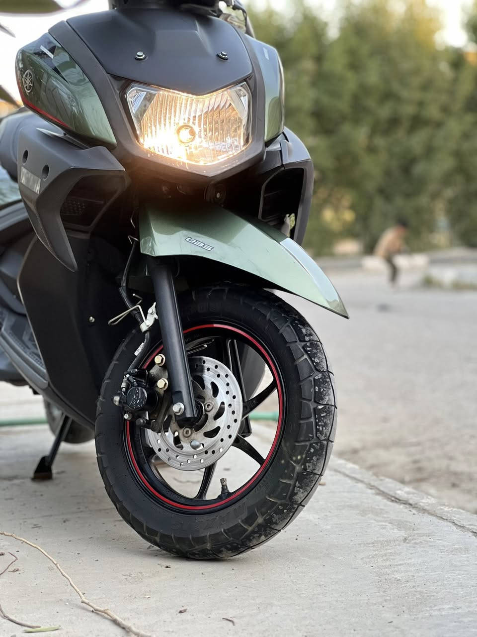 <دراجه ZR موديل 22  ألون زيتوني بأسود >
ماشيه 12680
تشغيل ايكو
اطفاء ذاتي عند الترفك لايت او عند الوقوف
حساس عند تنزيل الاستاند 
تحكمات
نوزل وهندر
 في الشاشه
كشاف ضبابي
عدت الشركه في الجنطه 
حجم المكينه 125 cc 
مفتاحين احتياط 
صناعه يابانيه 🇯🇵 
الدراجه نزلت من معرض الزيتون ومايحتاج اكول على دراجاتهم كلش نظيفات 
الدراجه مناقصه برغي ومامفتوح بيها شي على وضعية الشركه 
‏< المكان ذي قار حي العسكري>
<الرقم *********** >
