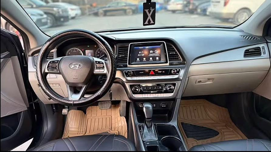 السلام عليكم سوناتا موديل. 19وارد امريكي حادثها جاملغ وشويه من البنيد بدون داخل محرك 2400كير مكينه مامفتوحات مكفولات السيارة داخلة برمجة على بانزين العادي (يعني بانزين عادي مو محسن )
تبريد ثلج
السياره جاهزه من كلشي
مواصفات شاشه جبيره دوار
كار بلي
نظام سبورت
رادارات جانبيه
كشنات جلد
تخم ويل كب
السعر  ١٢٥  وبيهة مجال للاستفسار ***********
