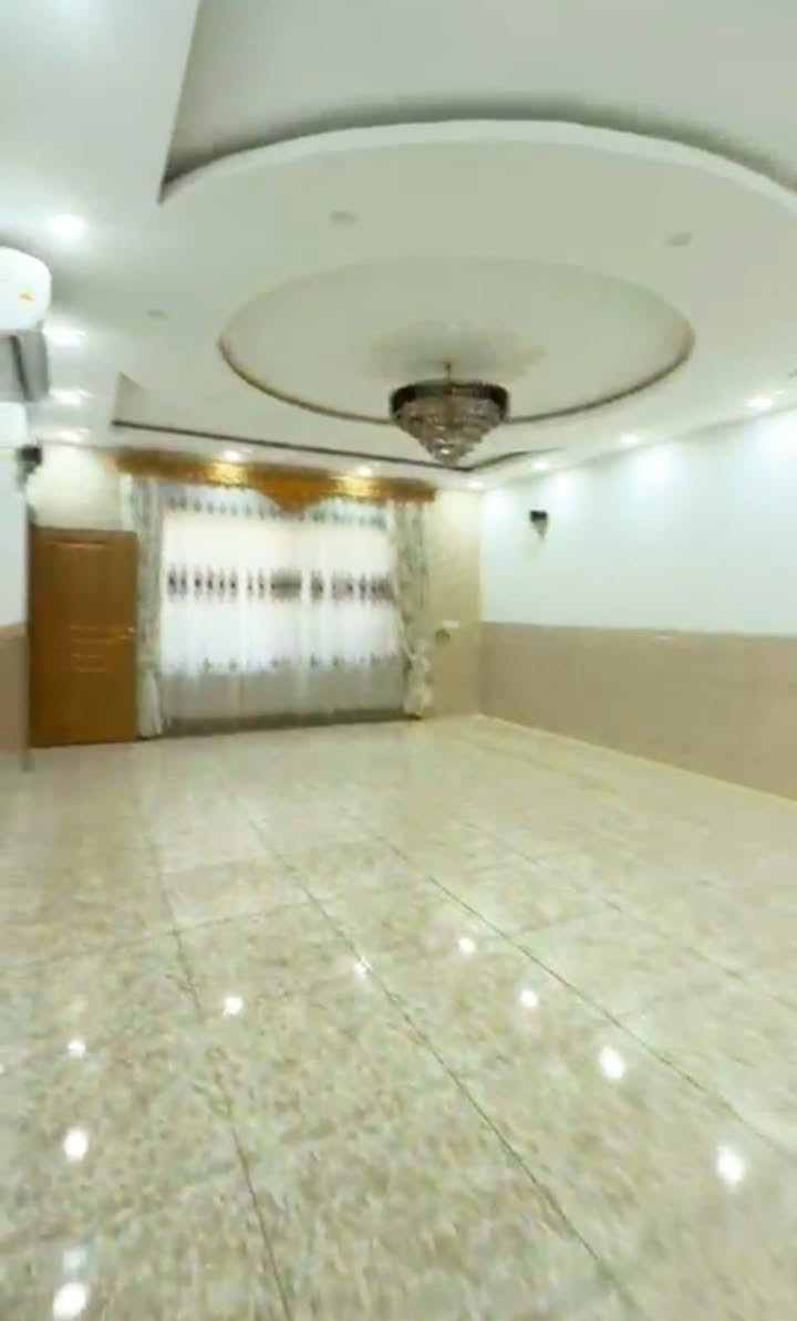 🏡بيت250متر للإيجارالدائمي🏡
للإستفسار واتساب***********
/مساحة250متر/5غرف/طابقين/
كاونتر/سباليت/مبردةمركزي/
مطبخين/كراج/بلكون/
/أربيل/المربع الذهبي/بارك32/
/مقابل لايف تاور/جانب مسجدحاج محمد/
