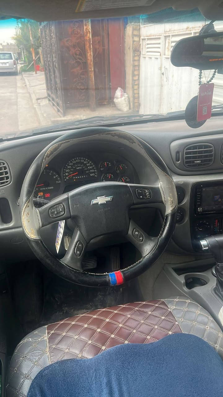 السلام عليكم بلايزر شمالي موديل ٢٠٠٧ لون نفطي بلادية سعرهة شدة وعشرين يعني ١٢ الف دولار هاتف *********** عنواني الغزالية
