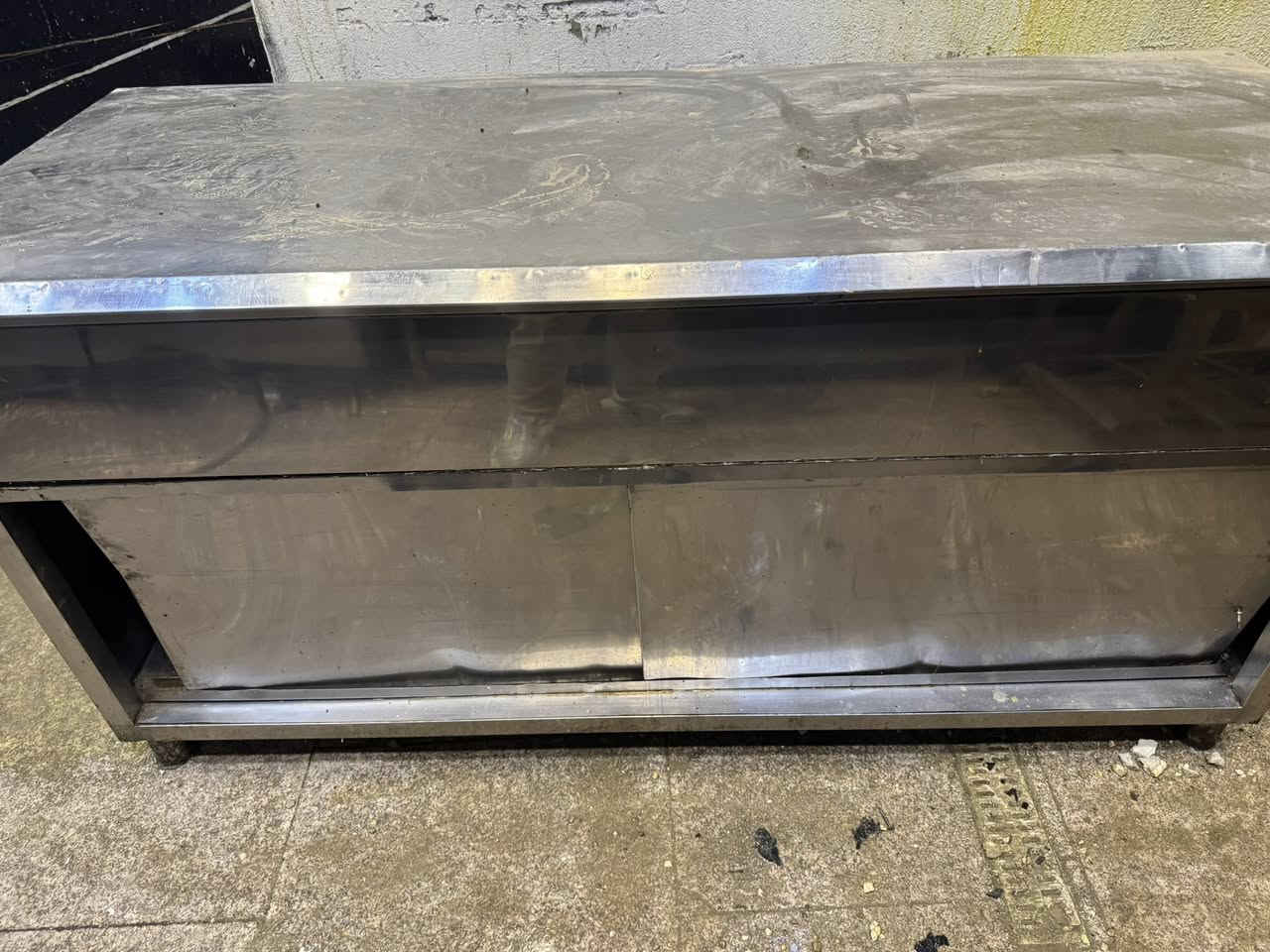 السلام عليكم اغراض مطعم للبيع 
***********
