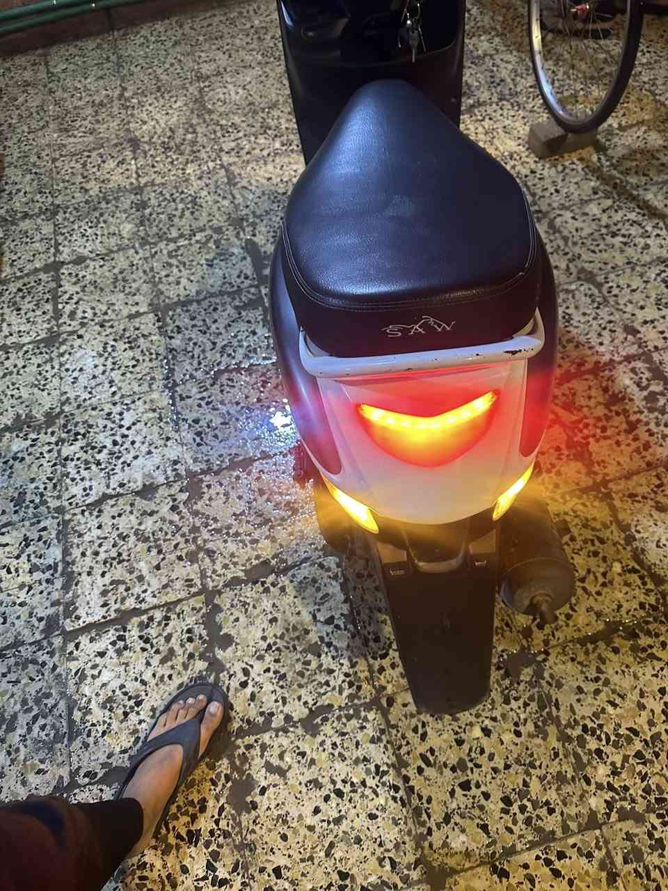 السلام عليكم دراجه بوليسي امتياز جديده بمعنه الكلمه نص نكره سلف هندر أشاير كلوبات كله شغال خرسه الدراجه ربع ما تصرف عليها شلعه ومعدل خير من الله عداد الاكتروني شغال قفال ستيرن صندوك جوزتها الاصليه لا تبخير ولا تنقيص السعر 550 وبيها مجال العنوان بصره مشراك الجديد الرقم ***********
