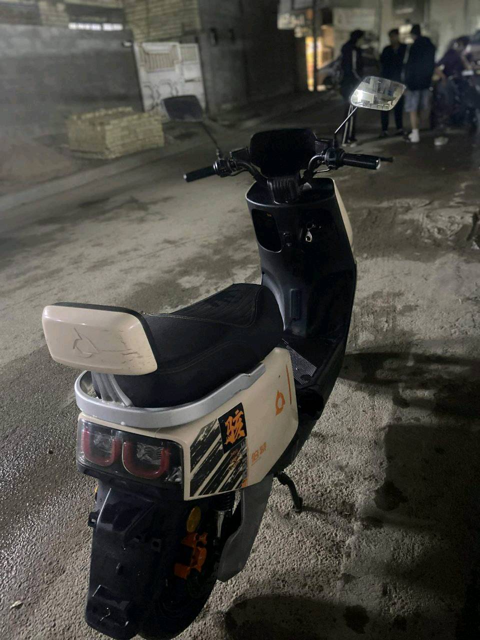 السلام عليكم دراجة  أم عيون     
6 بطاريات الدراجة 
نضام P و نضام R رجوع للخلف 
3 سرع سرعتها 65
شحنة وحده تمشيك 50 كيلو
بيها نضام إعادة شحن من تلزم بريك 
ملحقات كاملة شاحنة و مرايات 
 الاستفسار رقم 
***********