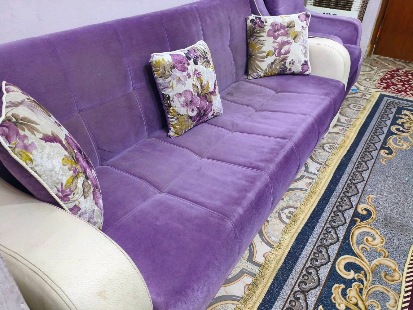 تخم تركي اصلي ثقيل كرويتات ثنين يتحولن سرير واربعة كراسي مستعمل مع ١٠ كوشات 