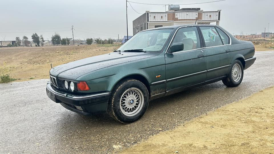 Bmw 730 موديل92
السياره محركها حلو وزينه كاعده بس بيها البك واكف يرادلها دعافيس شوي  السيارة بأسمي ورقمها الماني دولي 
سعرها 40 
وللأستفسار اكثر  على الرقم ***********
