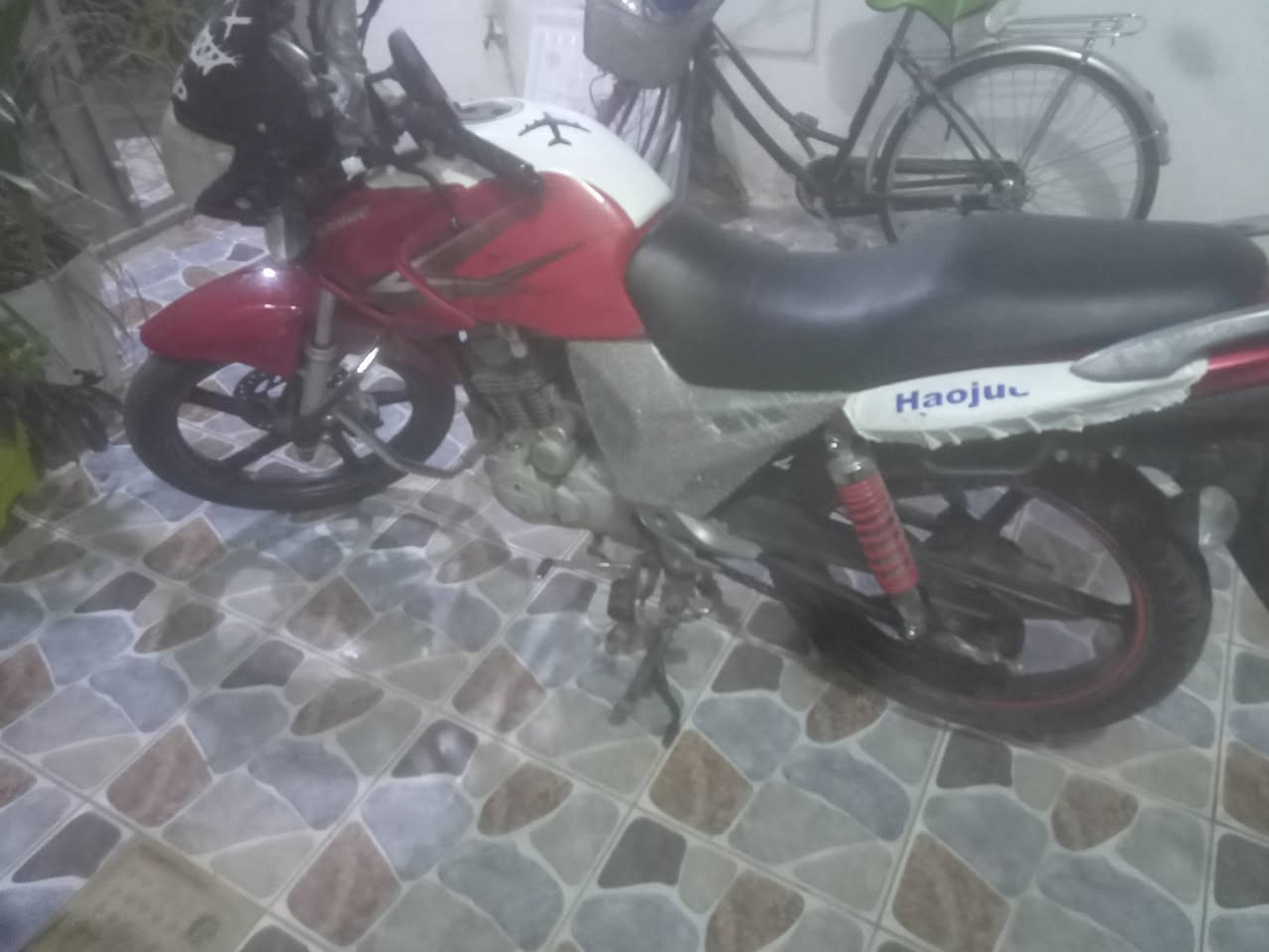 دراجه للبيع مكمرك كامل بس سجل السعر 750 وبي مجال رقم ***********
