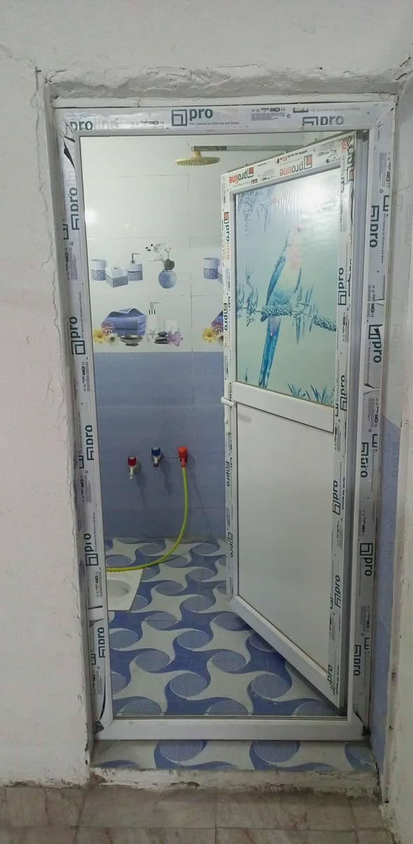 السلام عليكم بيت للبيع المساحه ١٥٠ غرفتين وصاله وستقبال ومطبخ وحمامات ثنين جاهز علا اخر حبايه اساس وسقف صب مركزي بنا طابوك وبلوك قريب علا شارع ١٠٠ متر عن لشارع لعام مكانه شارع لمطار السيدين بين لدخول والخروج مال لمطار منطقه هاده ومرتبه السعر ٥٥ وبي مجال مرقم بلديه ومعاملت تطويب بي رقمي ***********
