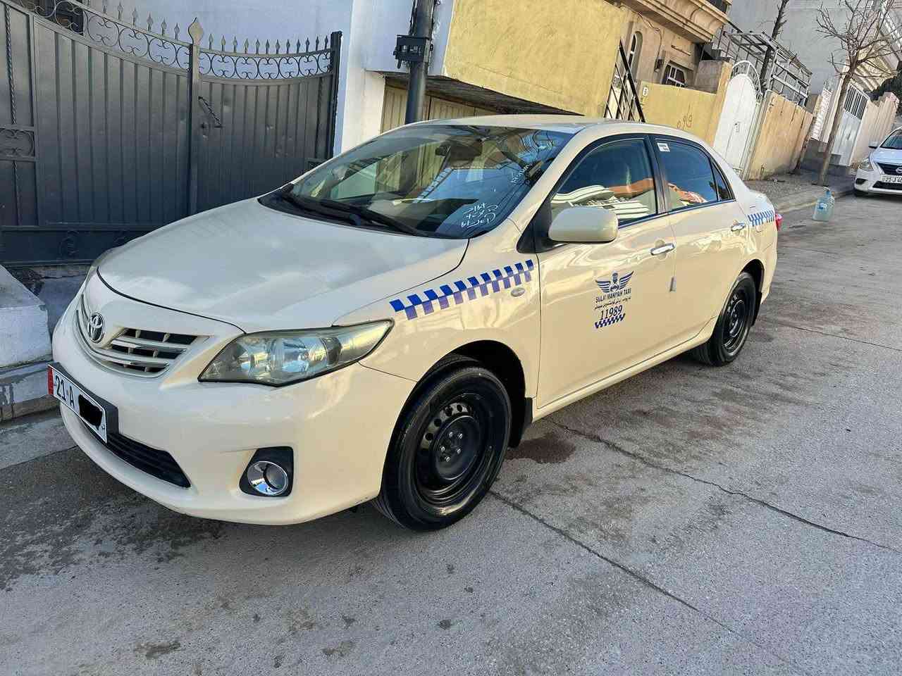 147$  
   *********** 
کرۆلا 
گێر ئۆتۆماتیک
بیلاد تەکسی 
مەکینە گەورە ۱۸ 
بە ناوی خۆمانەوەیە 
بۆنیدی ڕەشە وکەمێک ساردی هەیە 
فول جوانکاری و بێ مەسرەف 
تاقم تایەی لۆک 
مەجموعەی سوکان لۆک شەریکە 
بێ تەقە و ڕەقەیە  مەزبوت 
 شاشە ئایپاد ئەسڵی 
ڤۆلیۆم سوکان
سەعاتی سەرداشبڵ
کامێرەی دواوە 
کامێرەی پێشەوە تەسویرئەکات 
بلاجکتۆر 
لیدی دەعامی دواوە 
لیدی بەقوەتی بلاجکتۆر
پەردەی سێ خەت 
کامل گاعی و کوشن و سەقف بەرگەدرگای کراوە بە تاقمێکی جوان بە نایلۆنی شەفافەوە 
سەیارەکە زۆر جایزە و بێ مەسرەفە 
*********** السليمانية, العراق
