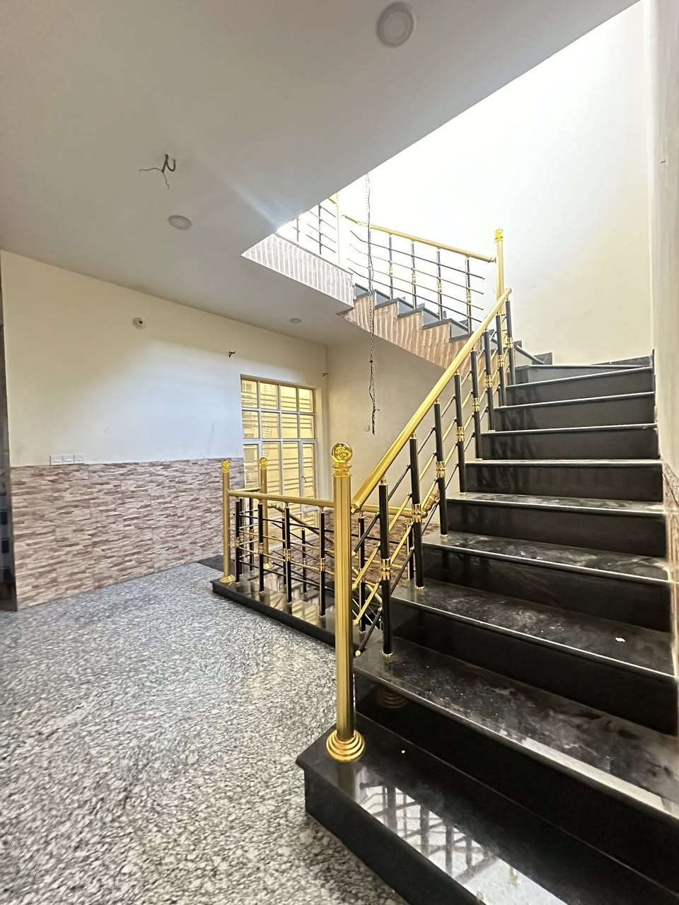 الدار للإيجار بناء حديث ونضافة مثل مشوف بعينك وانضف بلواقع يحتوي الدار على 3 غرف نوم و صالة و ستقبال و مطبخ حار و مطبخ بارد و صحيات عدد 3 وبيتونة و صطح عدد 2 
📍العنوان : الامين الثانية اول متدخل بشارع الرياضي من جهة المعلمين اول فرع عليمين 
💵: مبلغ الشهري 700 الف 
📞: *********** اتصل 
رجاءً مطلوب عائلة صغيرة وياريت موضفين
🔴🔴 ملاحضه السعر غير قابل للتفاوض 🔴🔴
واذا ميعجبك اعبر المنشور او تنورنا بتعليق حلو مثلك
