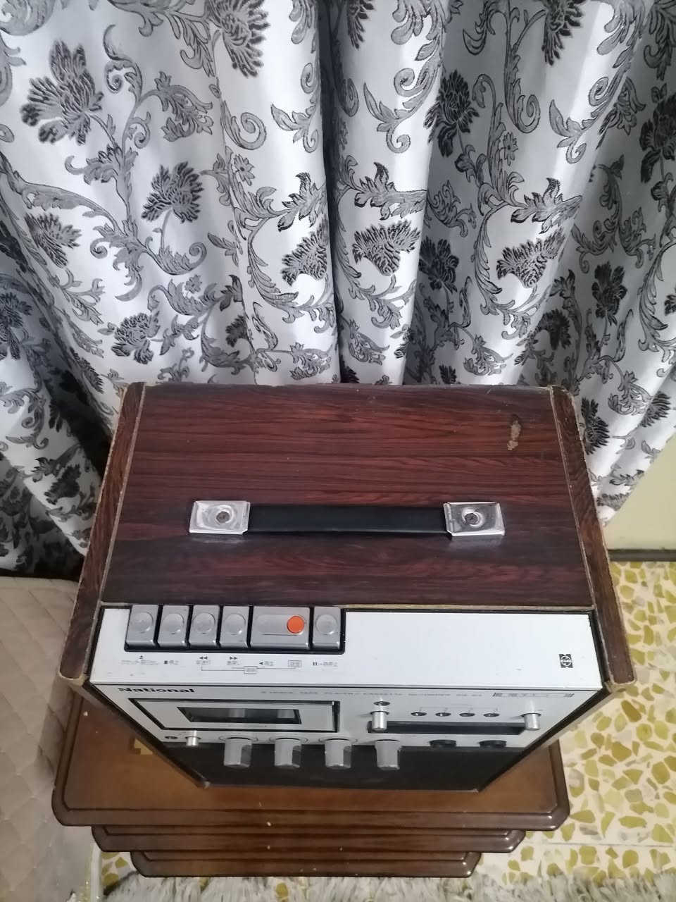 السلام عليكم ورحمة الله وبركاته جبنالكم تحفه فنيه مسجل وا كارتج نشنال باناسونيك شرط الشغل شرط النظافه كامل ما بي أي نقص او عيب للبيع السعر خاص مكان موصل يوجد توصيل كافه محافظة العراق وهذا رقمي *********** موجود واتساب علا هذا الرقم
