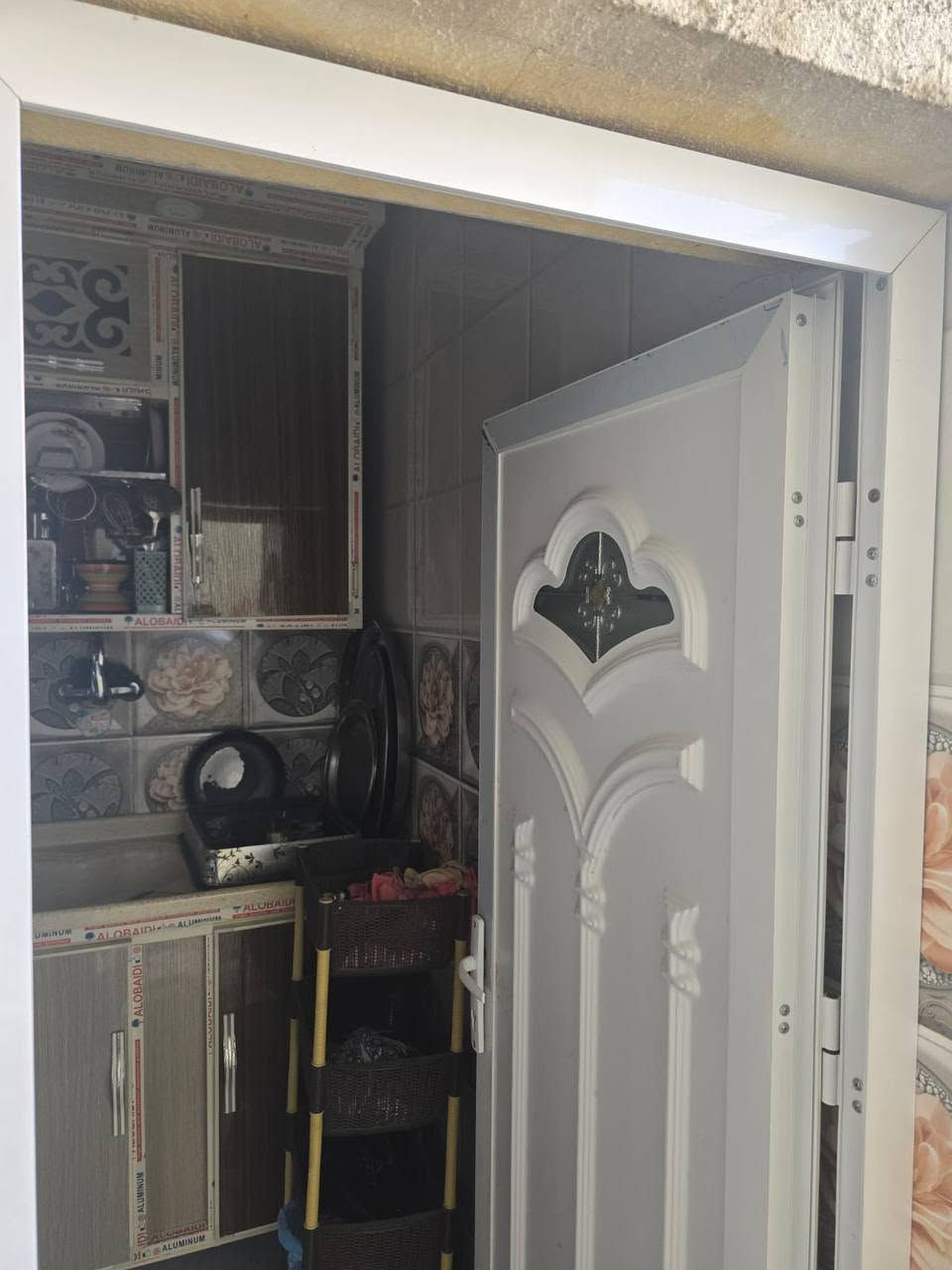 نص بيت تجاوز للبيع يحتوي على غرفة منام وصالة وديوانية وطارمة ومطبخ وحمام
اول بيت بصف بيوت الطابو 
العنوان الحيانية موسى الكاظم على المستطيل وقريب على شارع القائد
البيت جاهزالسقف مسلح 
السعر 16 مليون
***********

