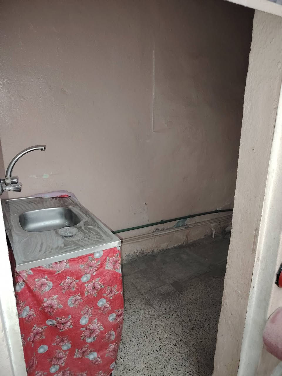 دار للبيع منطقة المنصور مساحة 72 متر يحتوي الدار على غرفتين واستقبال وصحيات الدار ب اسم صاحبة الشرعي السعر ٤٥ الاستفسار ***********
