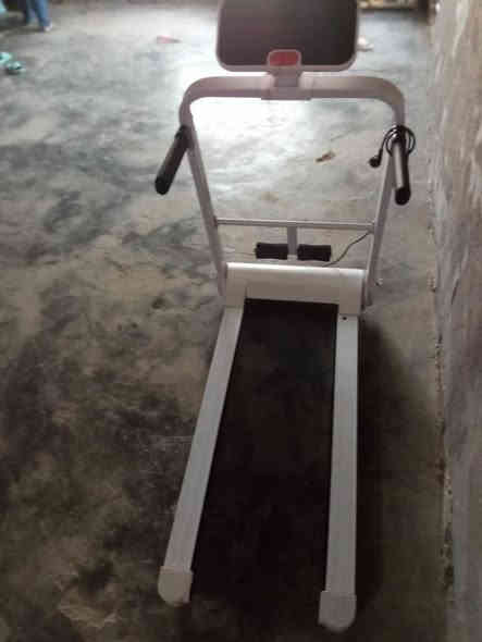 جهاز جري للبيع وزن ١٢٠ مستخدم قليل 
السعر ١٧٠ مكاني الحيدرية عمود ٤١٠ 
للاتصال ***********
