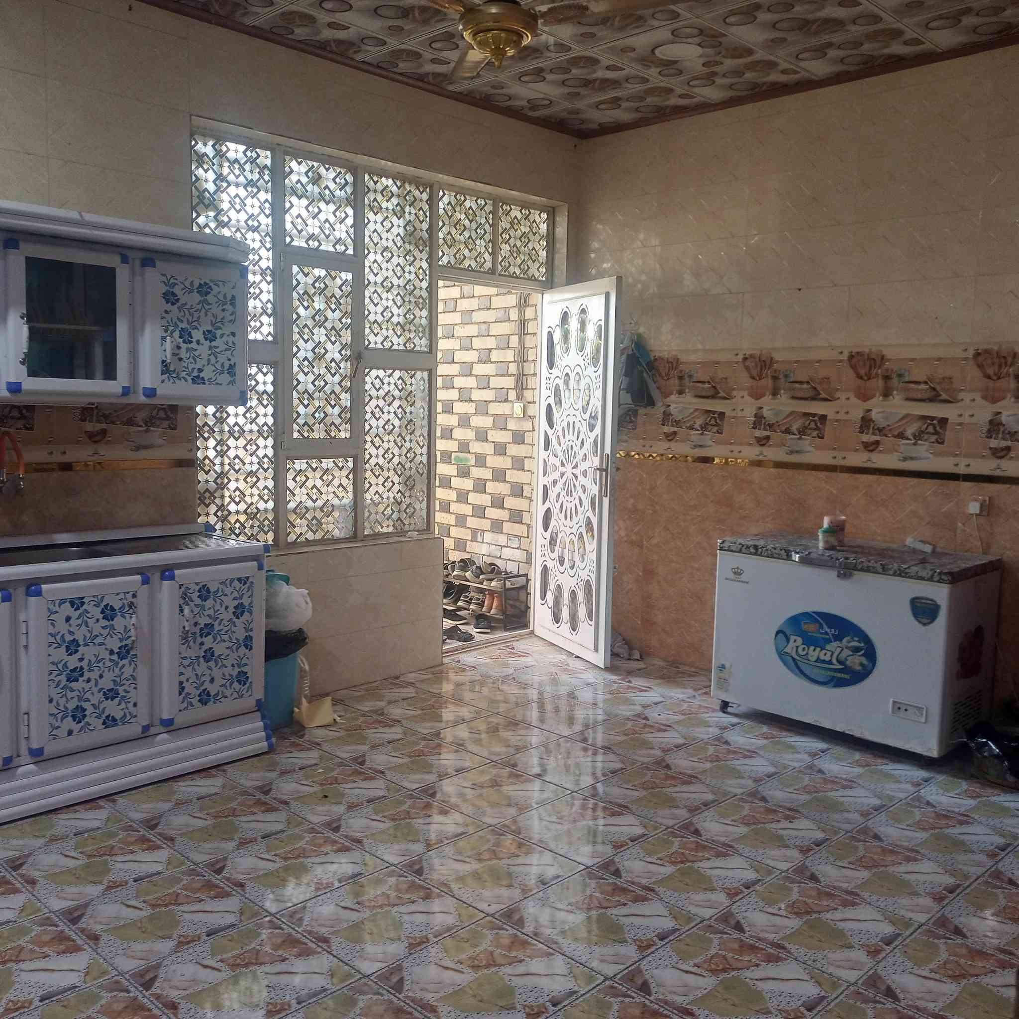 بسم الله الرحمن الرحيم
يارزاق ياكريم 
بيت للبيع فقط ، البيت  بحي النداء 200م بأسمي منطقة 52 خلف جامع الاحسان ،بناء جناي ،  البيت طابقين  ،  الطابق الارضي غرفتين نظام سويت وصالة واستقبال 4 في 10 ومطبخ و4 حمام والطابق الثاني هيكل  مسگوف  3 غرف مع سطح (للتوضيح  الطابق الثاني هيكل فقط مبني ومسگوف ،  البيت كلش نظيف  بالاضافة الى انه مطل على ساحة وكدامة حديقة تابعة للبيت مرتبة كلش ، السعر 160 وبي مجال 
أي استفسار اني خادم ومتواجد فيس بوك أو واتساب  اوللأتصال ***********
