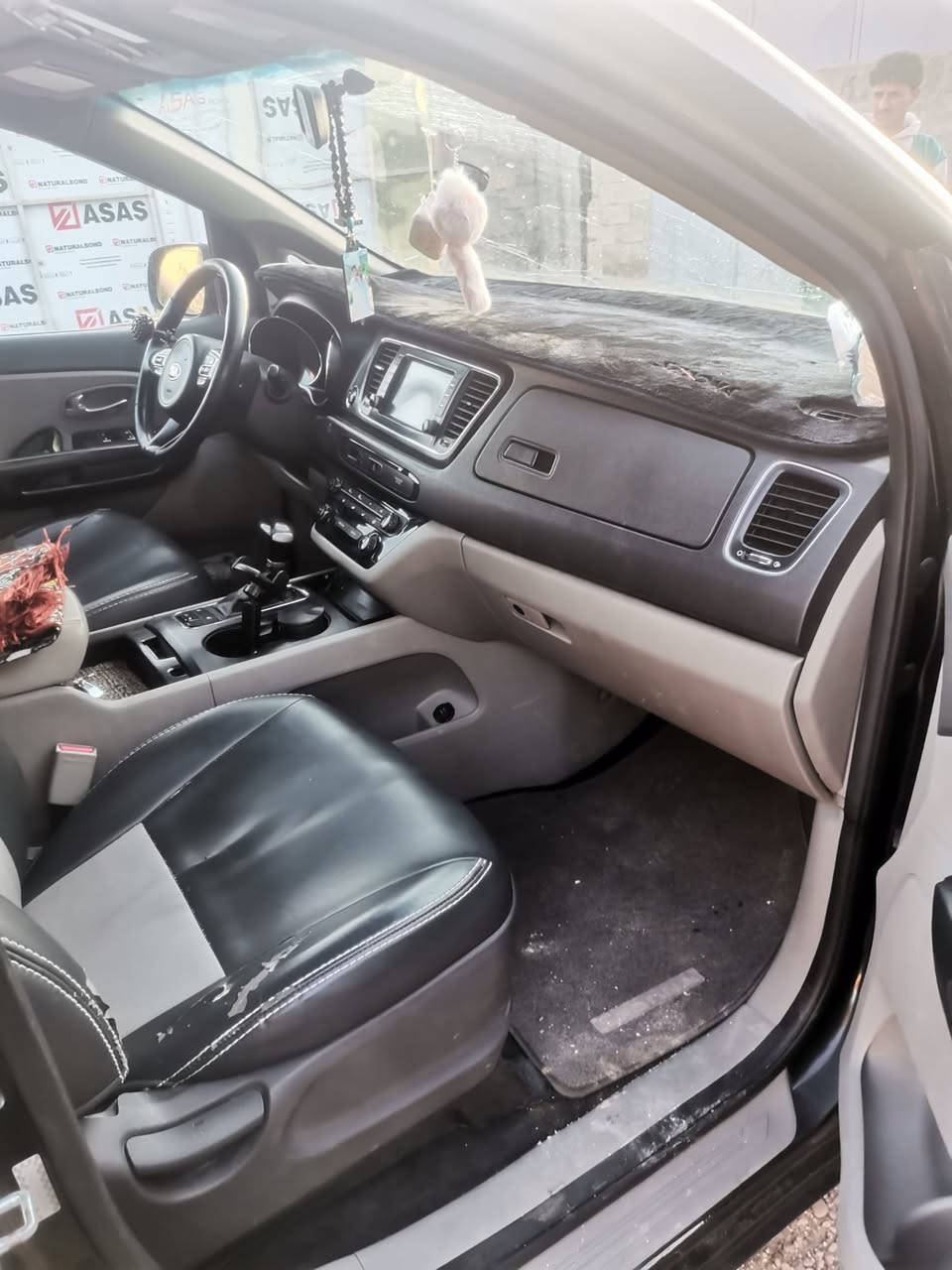 السلام عليكم سياره للبيع كيا سيدونا موديل ١٧ وارد امريكي 
صور الحادث مرفقا بل صور ببيها جوملغ فقط  رقم شمال  
مواصفات LXبيبان الخلفيه كهربائي 
اشاير بل مري 
زنون عالي 
بلجتر زنون 
كامره خلفيه 
شاشه بلوتوث 
سياره مال بيت  
كتلوك موجود 📚
سياره ماشيا ٢٠٠ ميل 
سعر ١٧٠ وبيها مجال
مكان الانبار القائم
***********
***********
