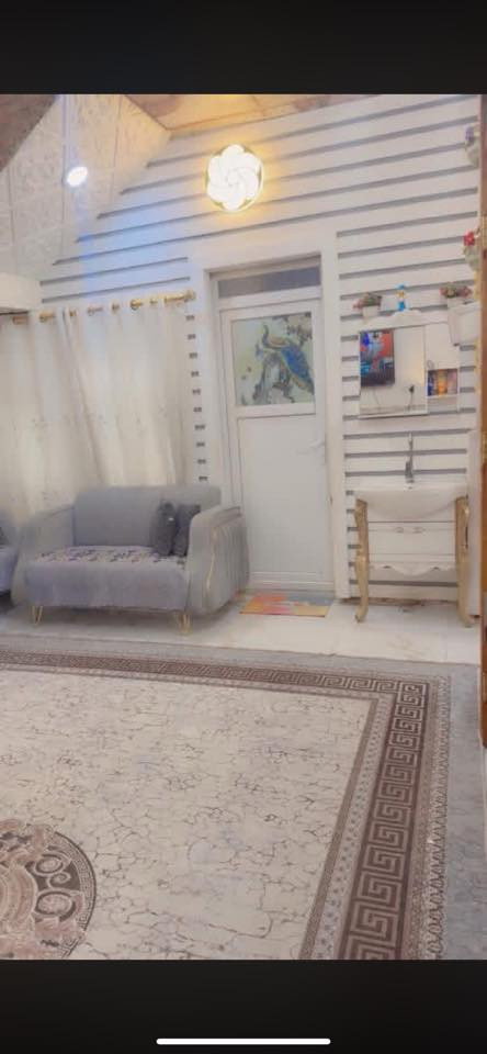 دار للبيع طابو زراعي المساحه ١٢٥ متر يحتوي على غرفه نوم وصاله ومطبخ وحمام داخلي وحمام خارجي واستقبال وطارمه وطابق ثاني يحتوي ع صاله وحمام العنوان كوفه حي ميسان قرب سكله الكرعاوي لاستفسار ع هذا الرقم بي وتساب ***********
