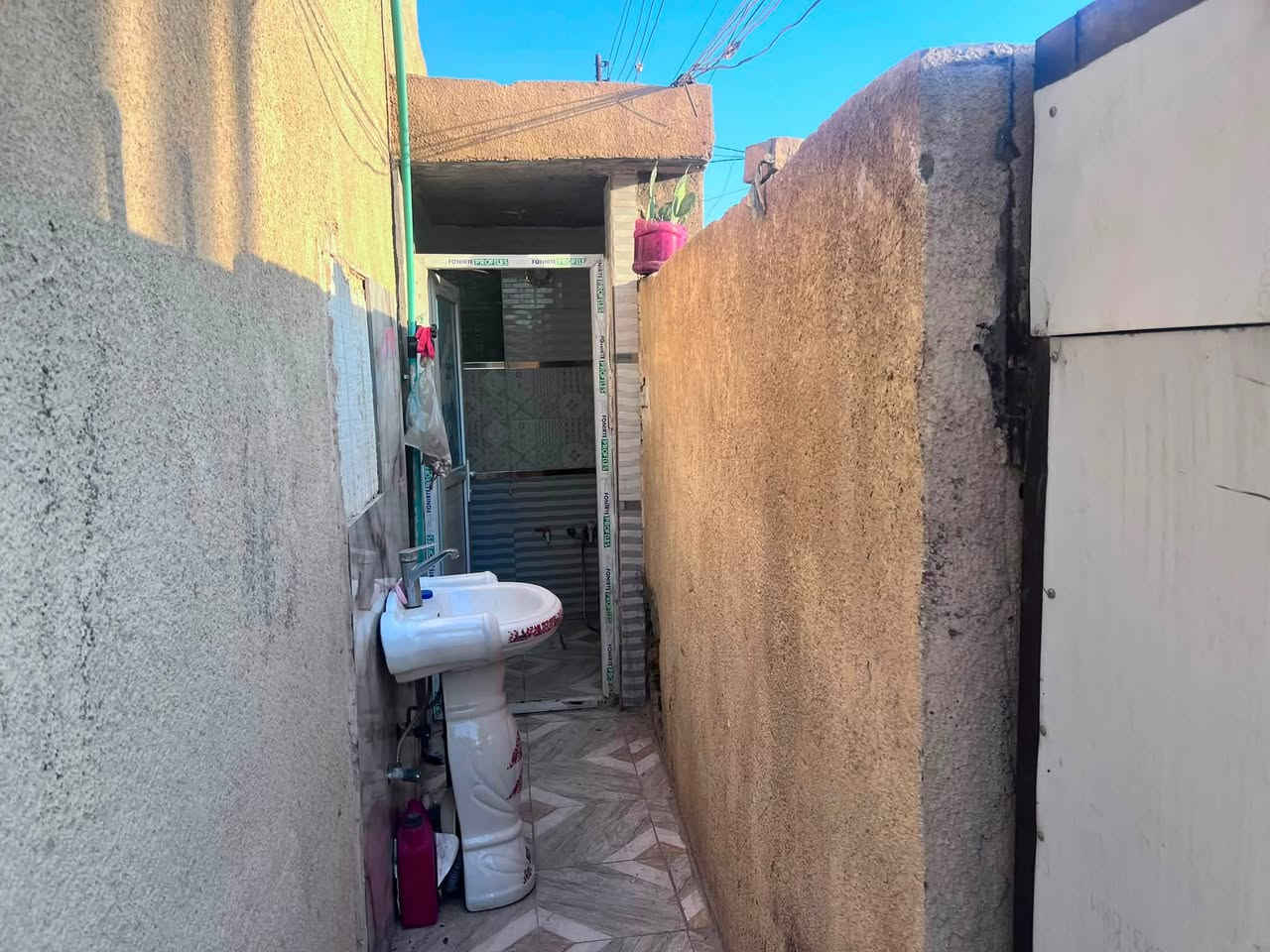 سلام عليكم بيت الايجار مساحته 100متر يتكون من صاله ومطبخ وكلدور وغرف نوم العنوان حله نهايته شارع الحسينيه ولاستفسار مراجعت مكتب بهاء الجشعمي اللعقار العنوان المكتب حله شارع 100قرب جسر المشاه او الاتصال على الرقم التالي 
***********
