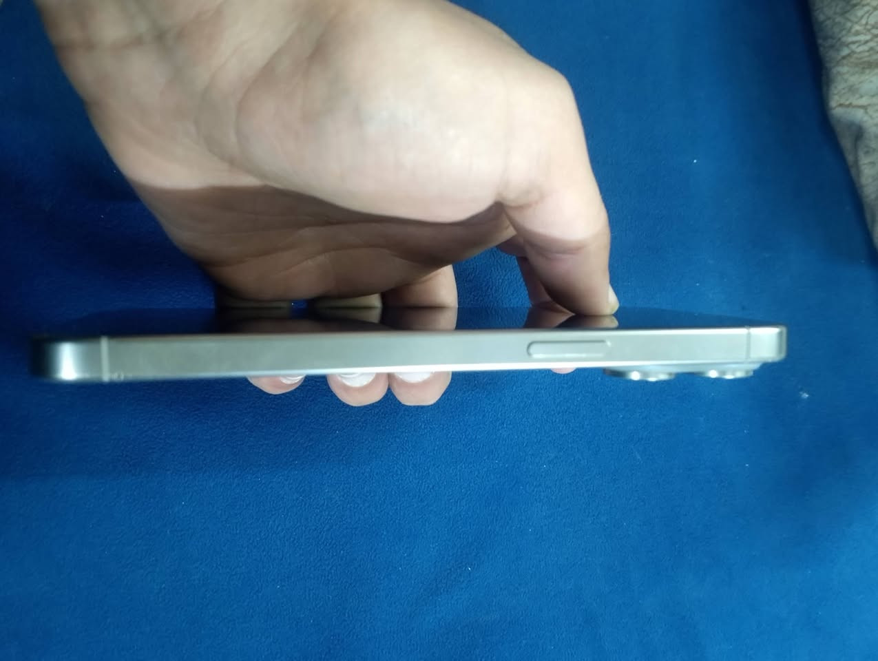 ايفون 15 pro max للبيع
ذاكره 256 
بطارية 84 
وياه كارتونته 
السعر مليون و١٠٠ 
***********
