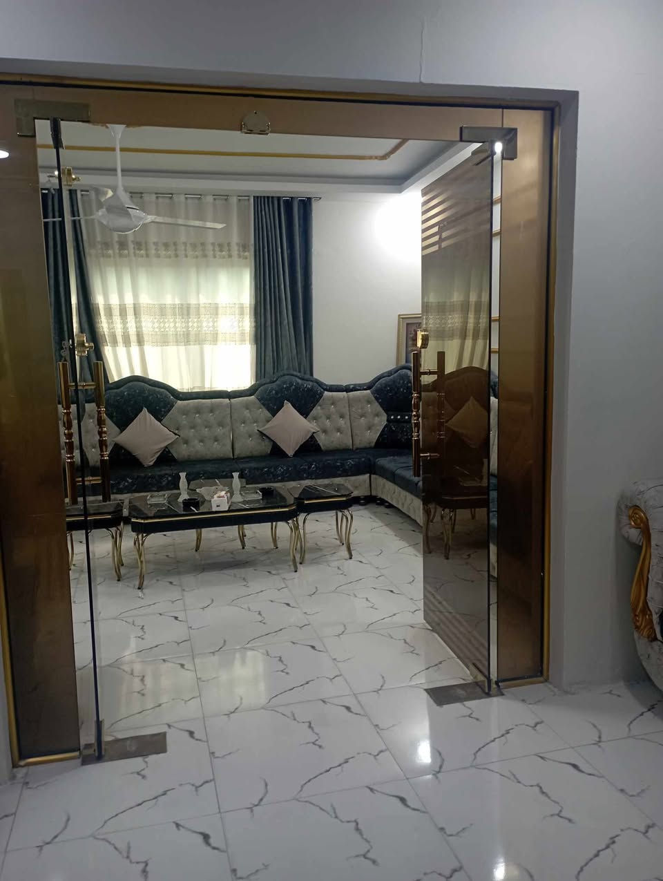 ✔️✔️اعلان اعلان
بيت للبيع او المعارضة مع بيت (طابق واحد 200 متر حديث)
🛑الموقع حي المشراق قرب مطعم قوزي الزعيم 
المساحه 207 م
الواجهه 10م 
سند طابو
البيت طابقين
 
▪️الطابق الاول  
كراج +حديقة +  ترك خلفي 
+غرفة نوم+ غرفة طعام + استقبال +هول +مطبخ+ صحيات

◾️ الطابق الثاني 
3 غرف نوم+هول  +صحيات +سطحين

لمعرفة السعر مراسله الصفحه خاص


**إذا كنت صاحب هذا الإعلان وتريد حذفه لأي سبب، رجاءا أرسل رسالة إلى الدعم الفني**