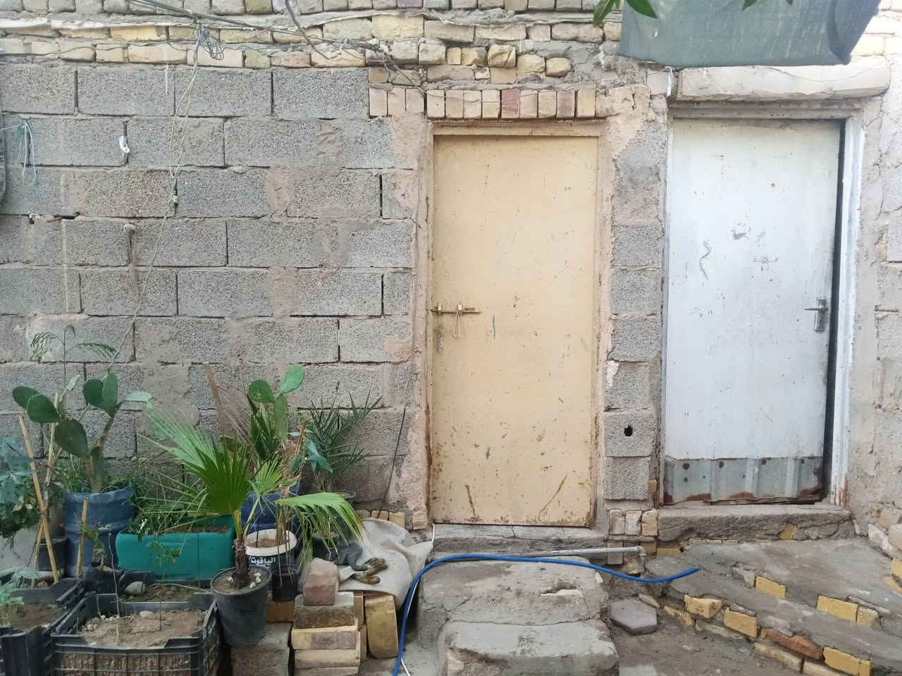 سلام عليكم ..بيت 200متر المبني 120ولباقي 80, غرفتين// ومطبخ //وديوانيه غير مكتمله   وصحيات مبني بلوك بحي الحسن قرب مركز الكرادي الا ستفسار //***********
