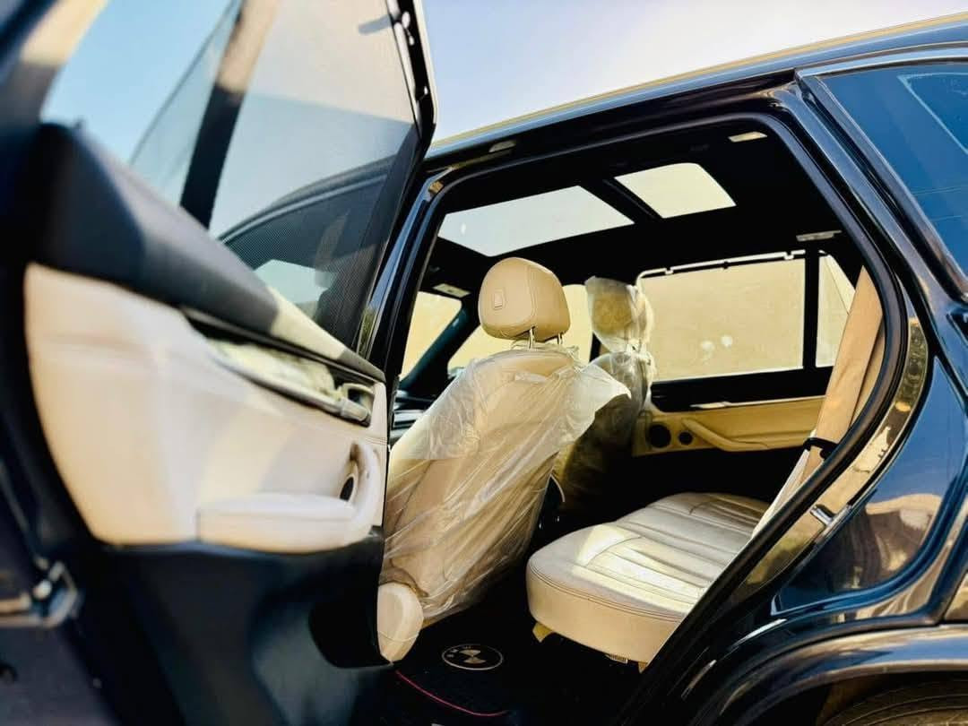 ‏bmw x5 2018
رقم بغداد مميز 
محرك ٦ سلندر(n55( مع كير ٨  نمر) 
اللون اسود غير محدد
٧ راكب
داخل جلد اوف وايت
مقاعد كهربائية+ تدفئة بالمقاعد +تدفئة بالمقود 
بانوراما 
بصمة + دخول ذكي 
صندوق كهرباء 
لايت زنون داينمك (يتحرك مع حركة المقود) 
يمكن التحدث مع السيارة لتفعيل بعض الخواص
مرايا كهرباء عاكسة للضوء + شفط
شاشة تاب كبيرة لمس+ dvd+phone +usb ذاكرة داخلية لخزن الملفات
اضاءة الدشبول ٧ الوان 
حساس قياس اطارات 
فحص مستوى زيت المحرك الكتروني
جكات ترفع وتخفض مستوى السيارة اوتو(جوبلس) 
سايد بريك بصمة + اوتوهولد 
كاميرا ذكية + حساسات امام وخلف
داتا شو
ماسحات اوتو 
نظام صوت harman/kardon 
ماوس للتحكم بجميع وظائف السيارة
وضعيات قيادة متعددة
اطارات حجم ٢٠ مع تخم تاير جديد
تبريد امامي خلفي ممتاز
السيارة نظيفة وجاهزة 
وارد امريكي حادث بسيط موضح بالصور السعر ٢٩٠ بيع او مراوس


**إذا كنت صاحب هذا الإعلان وتريد حذفه لأي سبب، رجاءا أرسل رسالة إلى الدعم الفني**